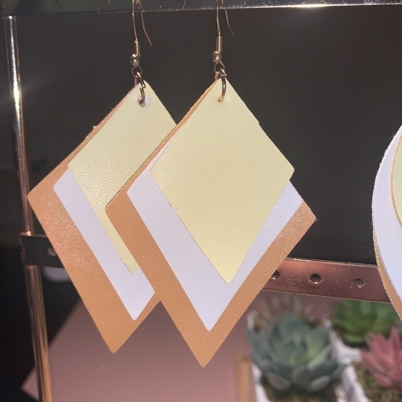 SALE💚 any 3 for $18 💚
 Leather Leaf Tan Layer Earrings Diamond Oval - Picture 2 of 3